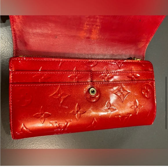 Louis Vuitton Mono Vernis Sarah Wallet in Red Patent Leather - Picture 6 of 9